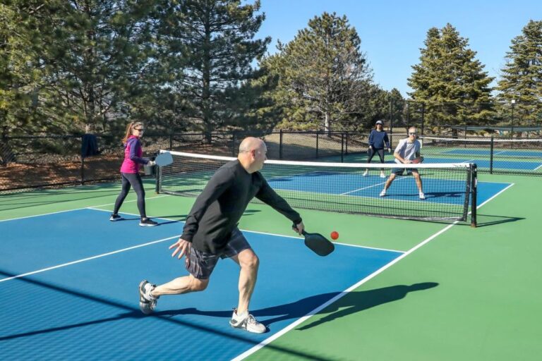 Tácticas de Pickleball para jugar en condiciones de viento