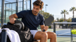 Jugador de pádel guarda su pala y prueba el pickleball, un deporte de raqueta sin lesiones para las rodillas